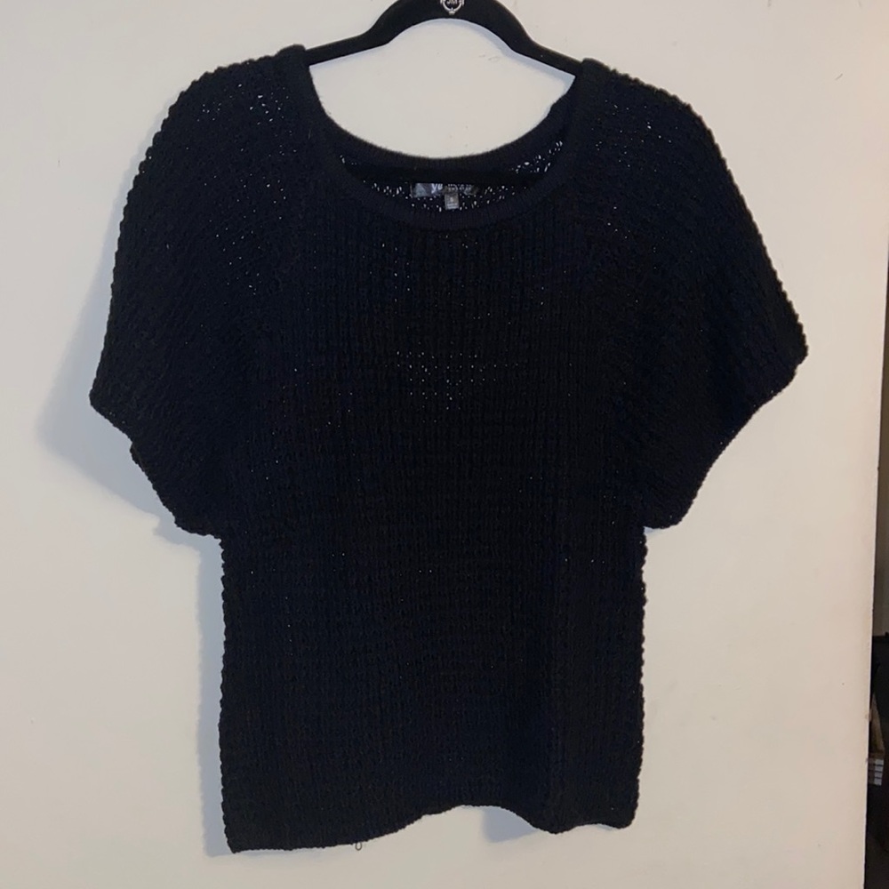 Black short sleeve sweaters.